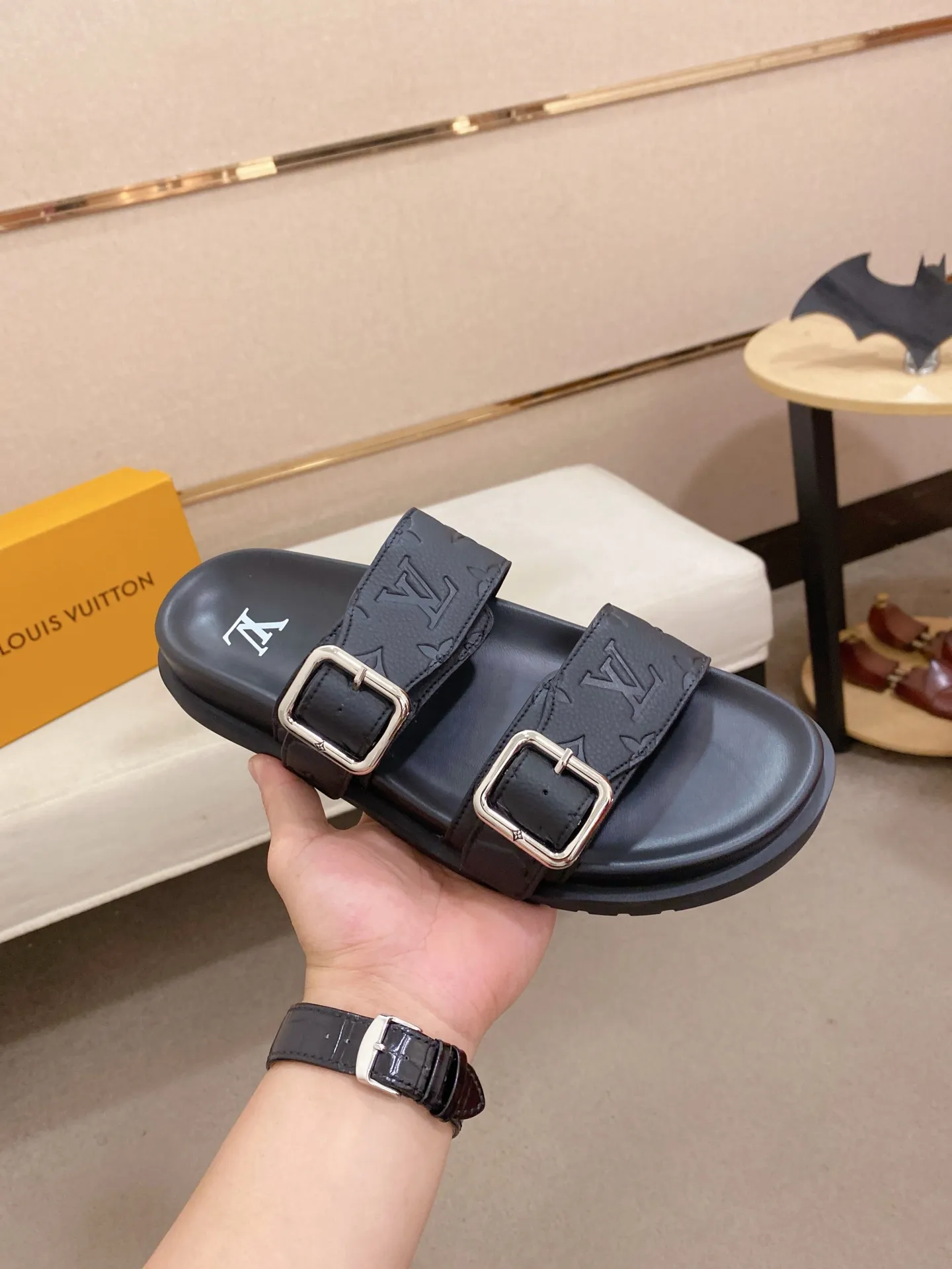 Factory price: 340💰Made by LV🔍Top purchasing agent, synchronized with men's spring and summer slippers counters. The uppers are made of cowhide imported from Italy, with logo graphics and high-quality craftsmanship. Soles: original soles specially provided by the original factory. Exclusive molded soles are super comfortable. Original factory follow-up orders. High quality. You can enter and exit the counter at will. Welcome to compare. Code number is 38-44.